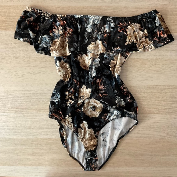 Off the Shoulder Velvet Bodysuit - Picture 3 of 5